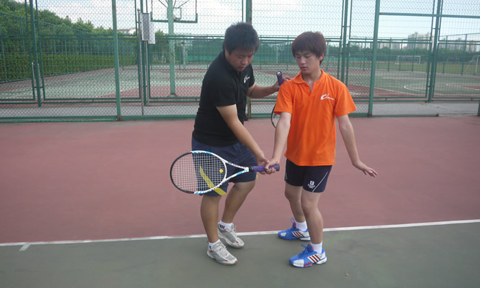 学习网球技巧