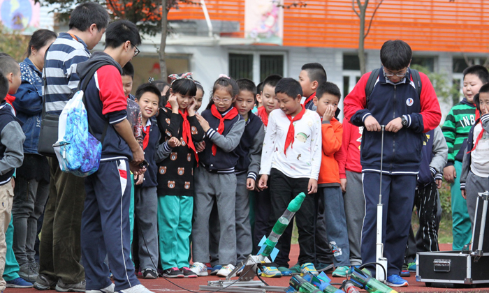 观看水火箭起飞