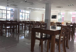 硕大的食堂能够供应400人同时用餐