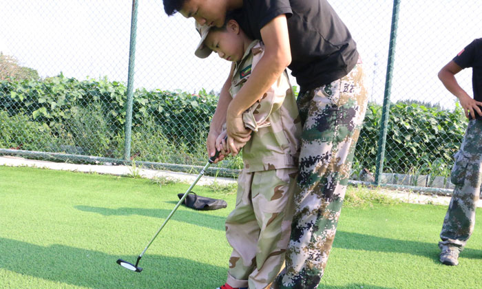 练习打高尔夫中